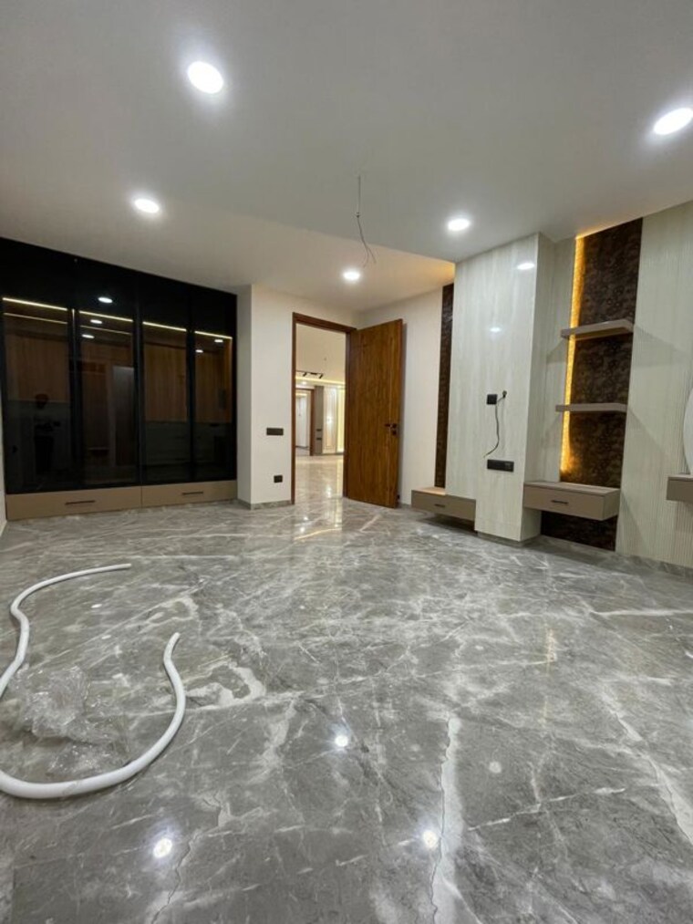 Room, ashok vihar 4 Bedroom 300 Sq.Yd. Builder Floor In Ashok Vihar Delhi 10370844