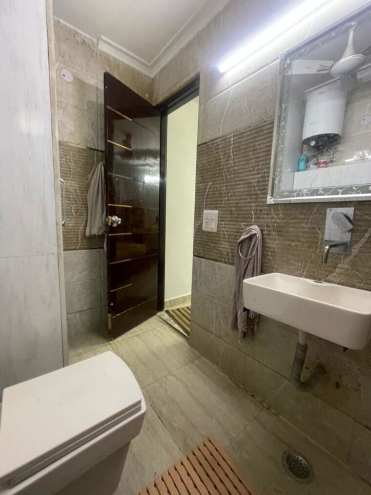 Bathroom, ashok vihar 2 Bedroom 125 Sq.Yd. Builder Floor In Ashok Vihar Delhi 10370858
