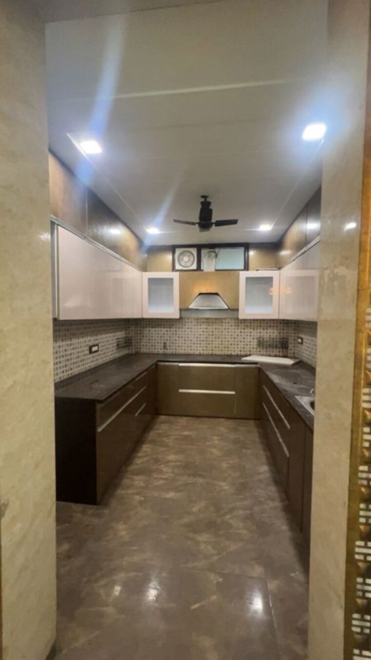 Kitchen, ashok vihar 4 Bedroom 300 Sq.Yd. Builder Floor In Ashok Vihar Delhi 10370864