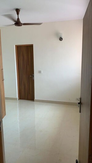 Room in 3 BHK Builder Floor at Motorola Excellence Centre, Sector 14 – for Rent