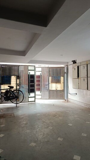 Parking in 2 BHK Builder Floor at Pitampura – for Sale