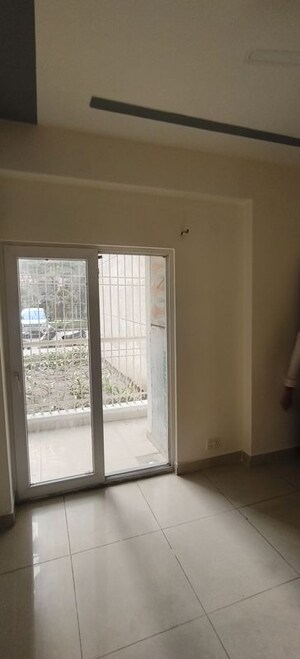 Room in 2.5 BHK Apartment at Ajnara Grand Heritage, Sector 74 – for Rent