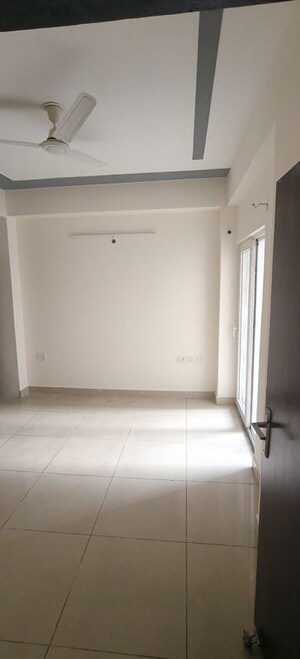 Room in 2.5 BHK Apartment at Ajnara Grand Heritage, Sector 74 – for Rent