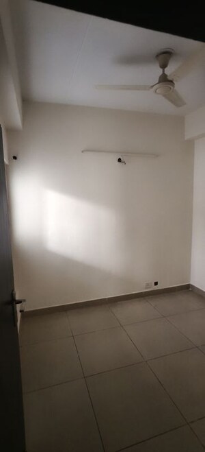 Room in 2.5 BHK Apartment at Ajnara Grand Heritage, Sector 74 – for Rent