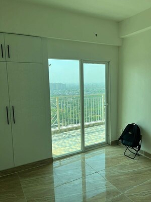 Room in 3 BHK Apartment at Migsun Twinz, Eta Ii Greater Noida – for Rent