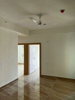 Room in 3 BHK Apartment at Migsun Twinz, Eta Ii Greater Noida – for Rent