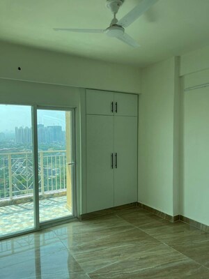 Room in 3 BHK Apartment at Migsun Twinz, Eta Ii Greater Noida – for Rent