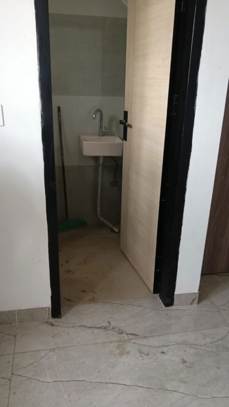Attached Bathroom, ambala highway Commercial Showroom 100 Sq.Yd. In Ambala Highway Zirakpur 10363559