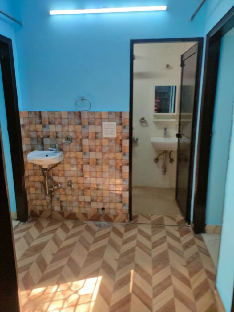 Bathroom, south delhi 2 Bedroom 700 Sq.Ft. Apartment In South Delhi Delhi 10371205