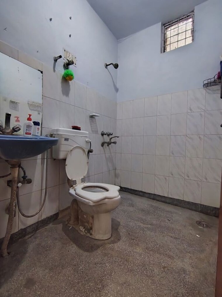 Bathroom, south delhi 1.5 Bedroom 450 Sq.Ft. Apartment In South Delhi Delhi 10371241