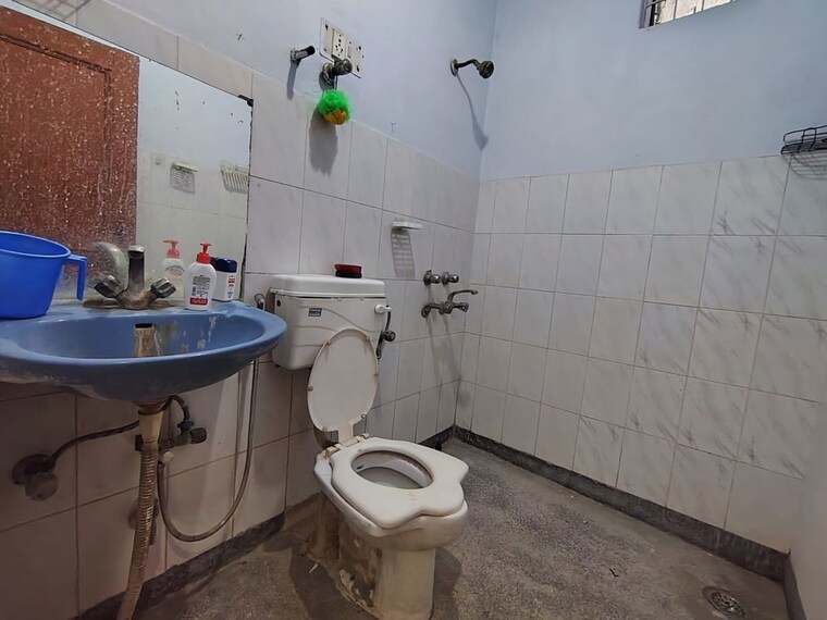 Bathroom, south delhi 1.5 Bedroom 450 Sq.Ft. Apartment In South Delhi Delhi 10371241