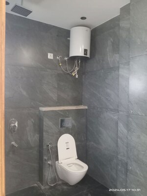 Bathroom in 3 BHK Apartment at Jawahar Nagar – for Rent