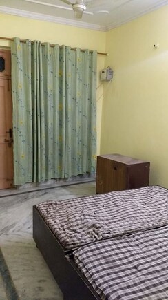 1 BHK + Extra Room Independent House For Rent in Alpha 1 Greater Noida
