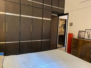 Room in 1 BHK Apartment at Lokhandwala Complex – for Rent