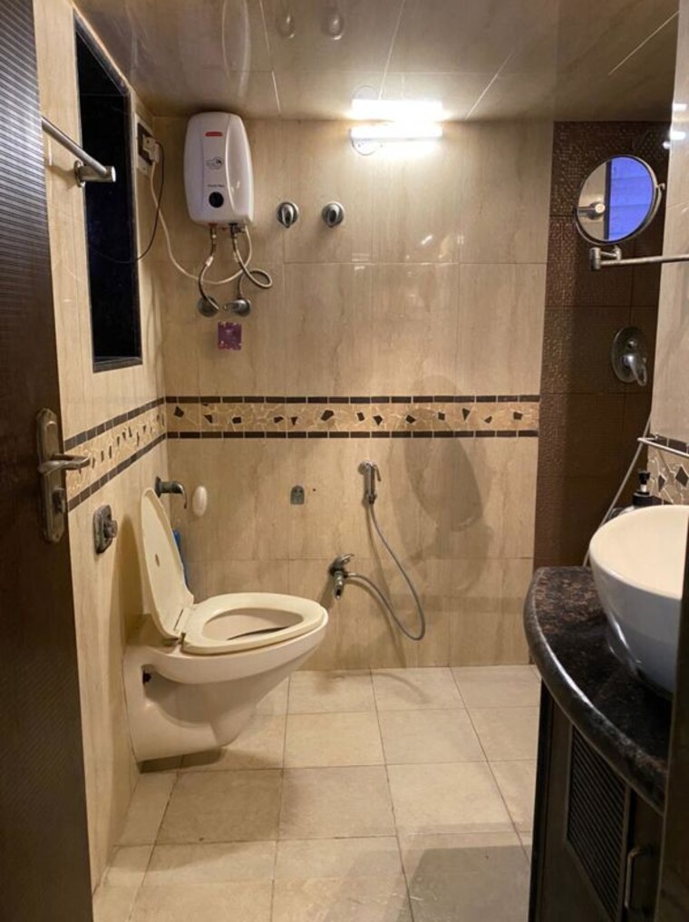 Bathroom, lokhandwala complex 1 Bedroom 600 Sq.Ft. Apartment In Lokhandwala Complex Mumbai 10371290