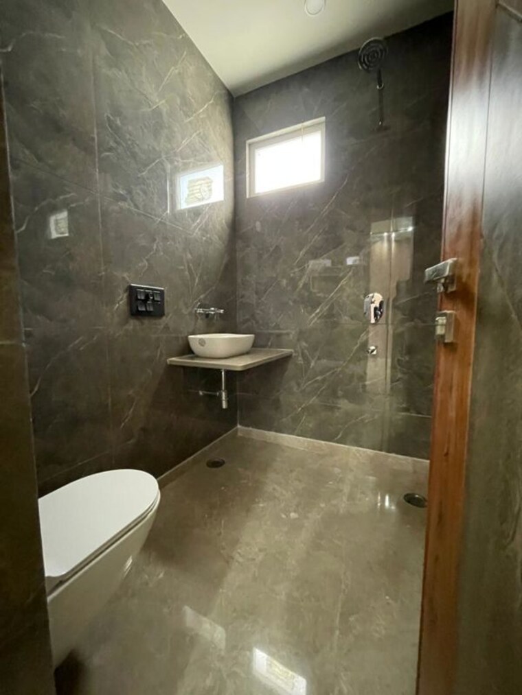 Bathroom, ashok vihar 3 Bedroom 125 Sq.Yd. Builder Floor In Ashok Vihar Delhi 10371343
