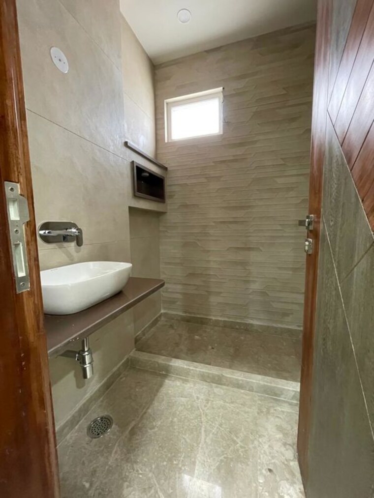 Bathroom, ashok vihar 3 Bedroom 125 Sq.Yd. Builder Floor In Ashok Vihar Delhi 10371343