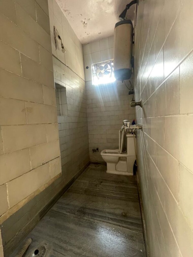 Bathroom, ashok vihar 2 Bedroom 125 Sq.Yd. Builder Floor In Ashok Vihar Delhi 10371365