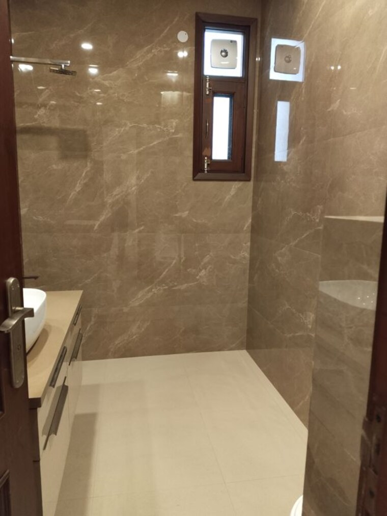 Bathroom, jasola vihar 4 Bedroom 3200 Sq.Ft. Builder Floor In Jasola Vihar Delhi 10371372