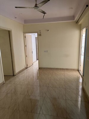 Room in 2 BHK Apartment at Gaur City 7th Avenue, Sector 4 Greater Noida – for Rent