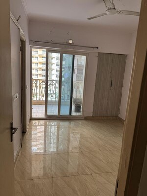 Room in 2 BHK Apartment at Gaur City 7th Avenue, Sector 4 Greater Noida – for Rent
