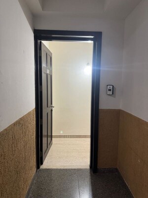 Room in 2 BHK Apartment at Prestige Misty Waters, Hebbal – for Rent