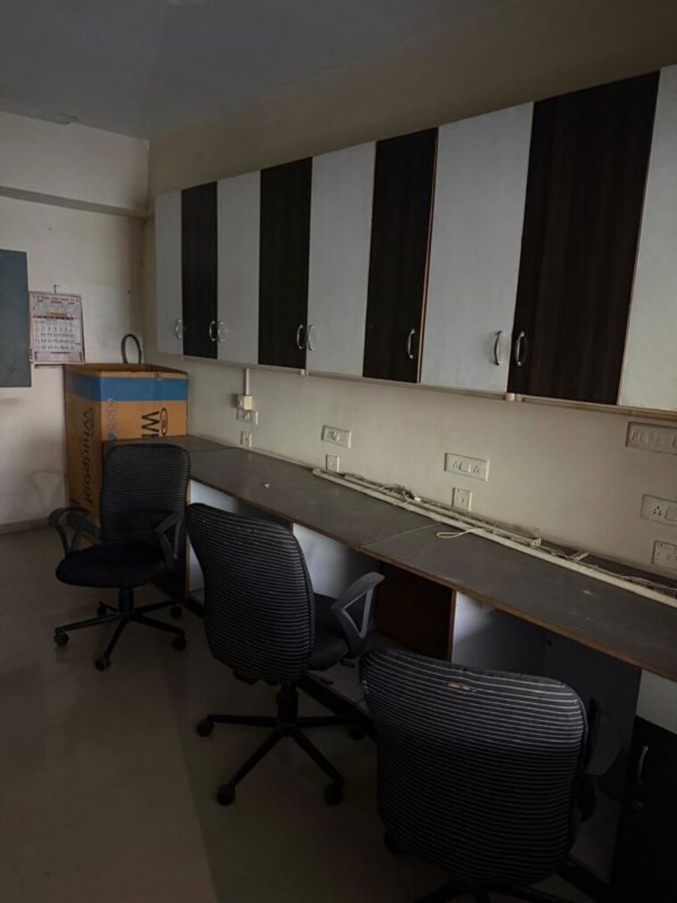 Team Area, devashish-business-park Commercial Office Space 700 Sq.Ft. In Bodakdev Ahmedabad 10371574