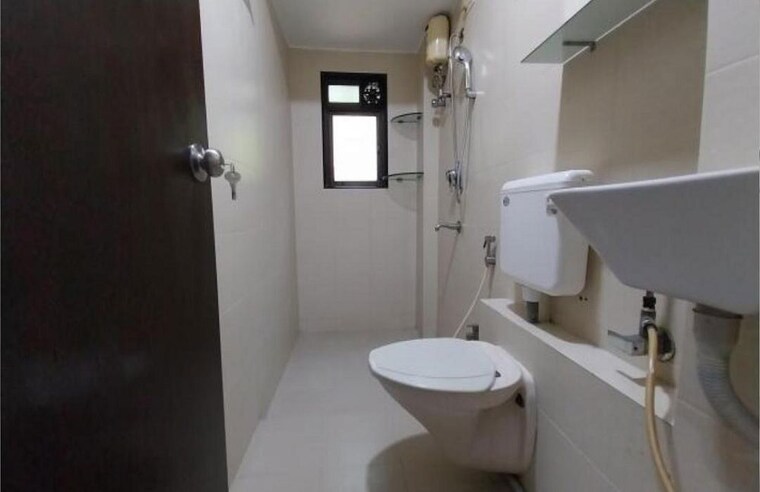Bathroom, juhu 2 Bedroom 700 Sq.Ft. Apartment In Juhu Mumbai 10371582