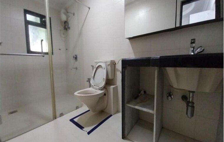 Bathroom, juhu 2 Bedroom 700 Sq.Ft. Apartment In Juhu Mumbai 10371582