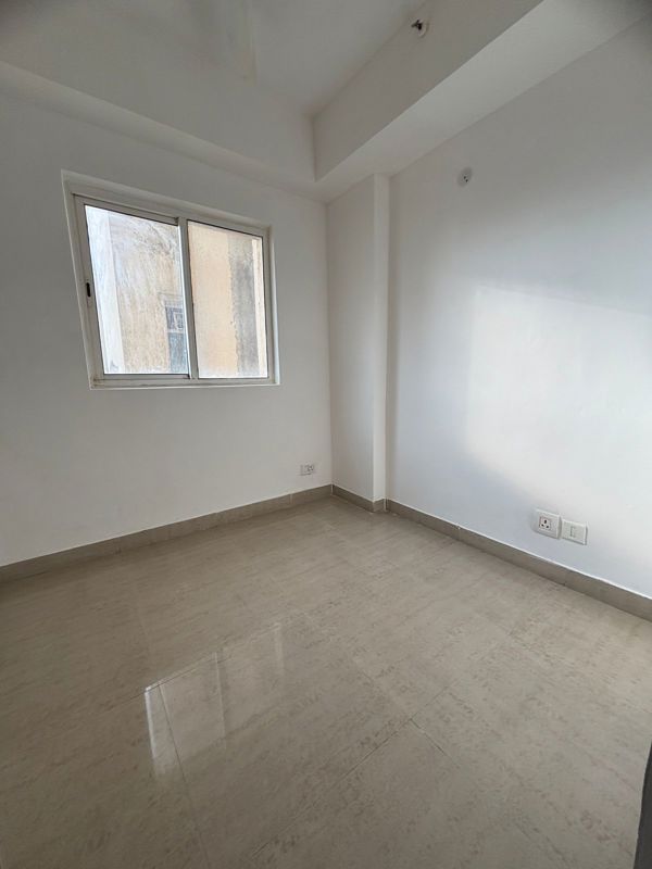 2.5 BHK + Servant Room Apartment For Sale in Paras Tierea