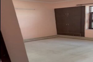 Room in 2 BHK Builder Floor at Sector 4 – for Rent