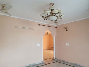 Room in 3 BHK Builder Floor at Sector 4 – for Rent