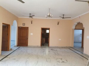 Room in 3 BHK Builder Floor at Sector 4 – for Rent