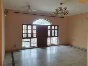 Room in 3 BHK Builder Floor at Sector 4 – for Rent