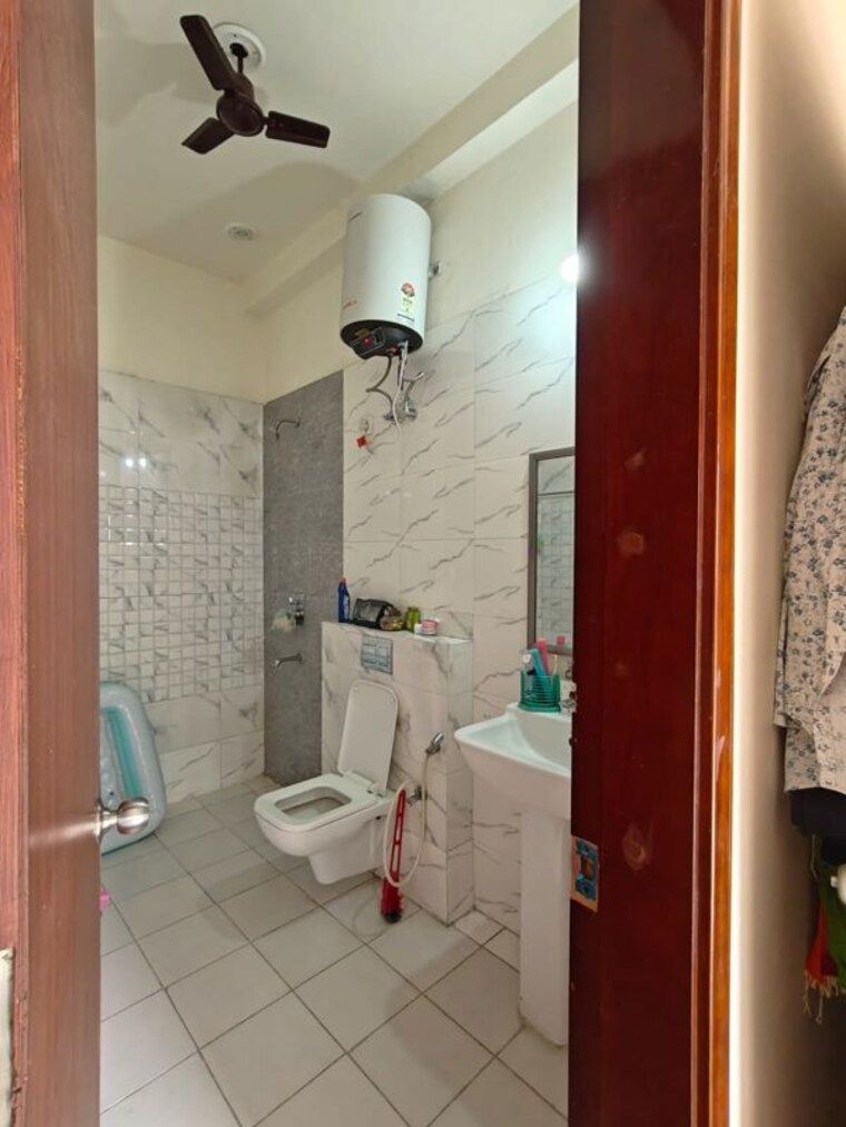 Bathroom, vipul-world-floors 3 Bedroom 2000 Sq.Ft. Builder Floor In Sector 48 Gurgaon 10371716