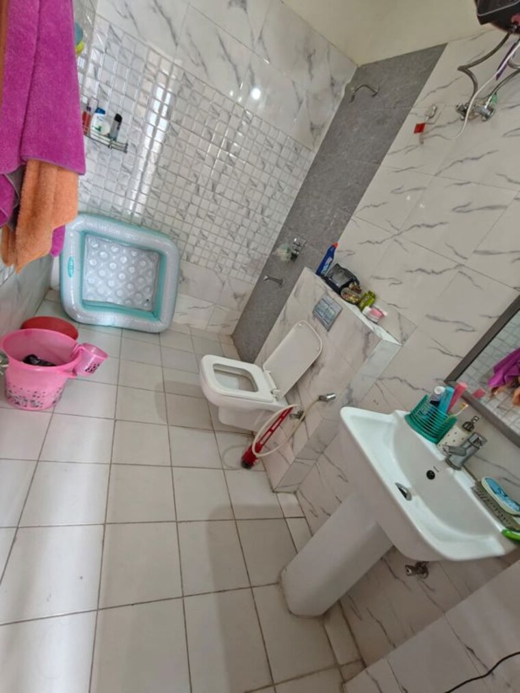 Bathroom, vipul-world-floors 3 Bedroom 2000 Sq.Ft. Builder Floor In Sector 48 Gurgaon 10371716