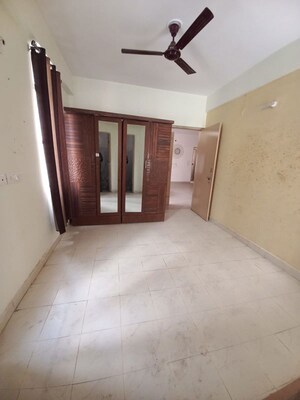 Room in 2 BHK Apartment at Ninex RMG Residency, Sector 37c – for Rent
