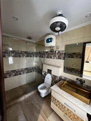Living Room in 3.5 BHK Builder Floor at DLF Building 10, Dlf Phase ii – for Rent
