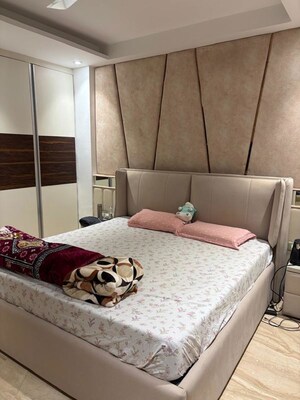 Bedroom in 3.5 BHK Builder Floor at DLF Building 10, Dlf Phase ii – for Rent