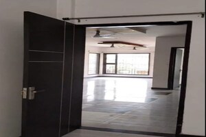 Room in 3 BHK Builder Floor at Sector 9 – for Rent