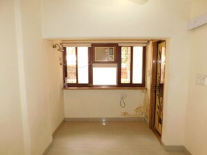 Room in 2 BHK Apartment at Minoo Apartment, Vile Parle East – for Rent