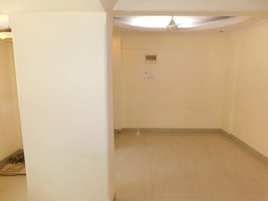 Room in 2 BHK Apartment at Minoo Apartment, Vile Parle East – for Rent