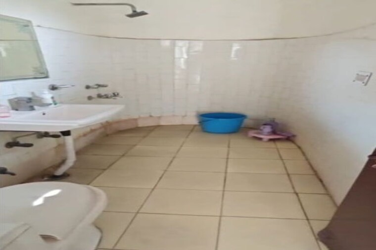 Bathroom, sector 7 3 Bedroom 2700 Sq.Ft. Builder Floor In Sector 7 Gurgaon 10371859