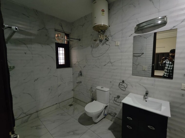 Bathroom, sector 27 3 Bedroom 2350 Sq.Ft. Builder Floor In Sector 27 Gurgaon 10371875