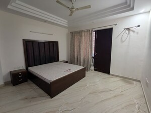Room in 3 BHK Builder Floor at Sector 27 – for Rent