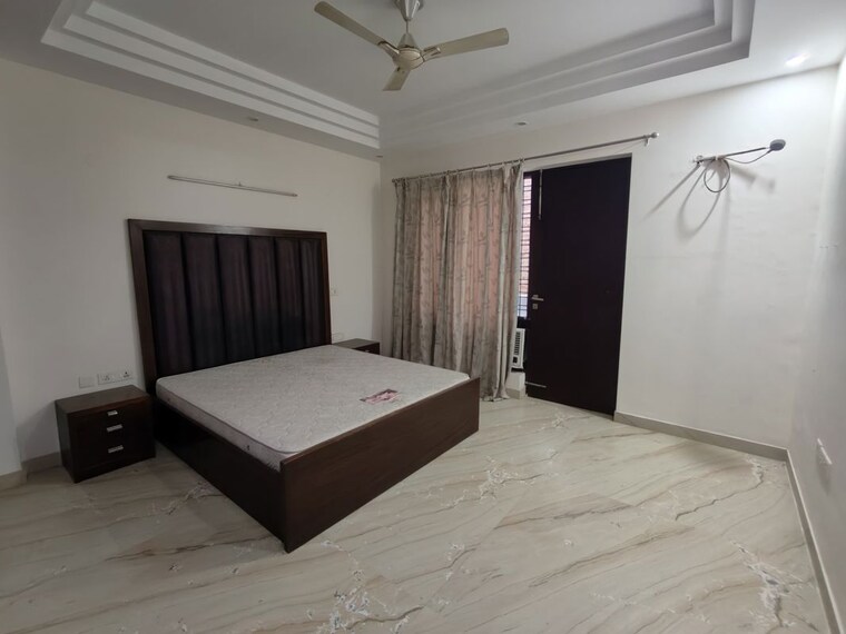 Room, sector 27 3 Bedroom 2350 Sq.Ft. Builder Floor In Sector 27 Gurgaon 10371875