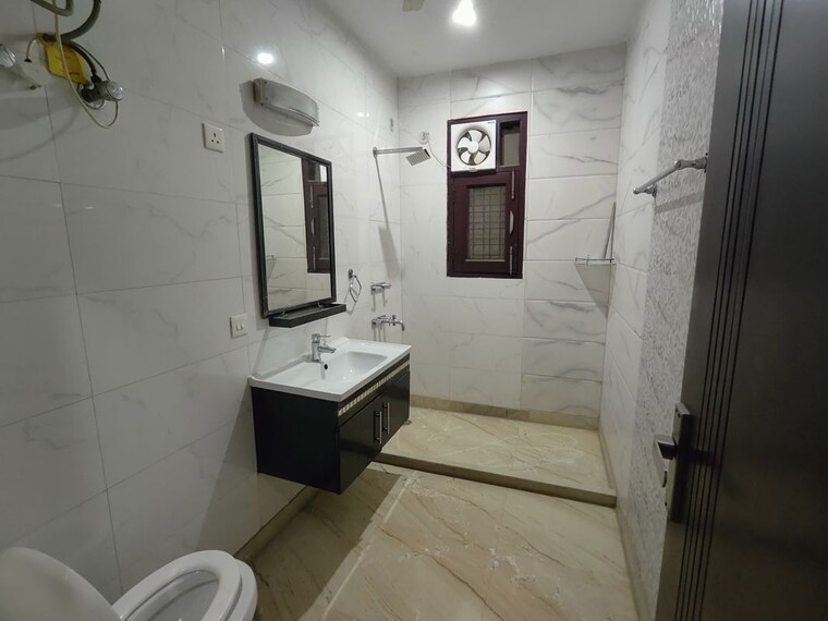 Bathroom, sector 27 3 Bedroom 2350 Sq.Ft. Builder Floor In Sector 27 Gurgaon 10371875