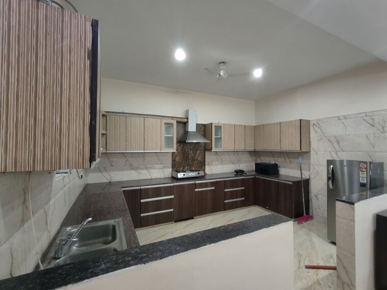 Kitchen, sector 27 3 Bedroom 2350 Sq.Ft. Builder Floor In Sector 27 Gurgaon 10371875