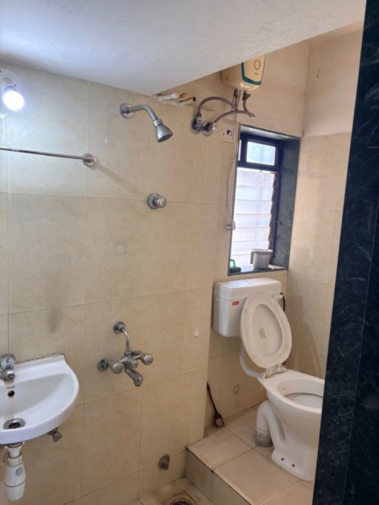 Bathroom, puranik-city 3 Bedroom 1050 Sq.Ft. Apartment In Kasarvadavali Thane 10371889
