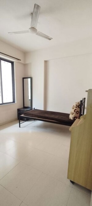 Room in 2 BHK Apartment at Vijay Vatika, Kavesar – for Rent